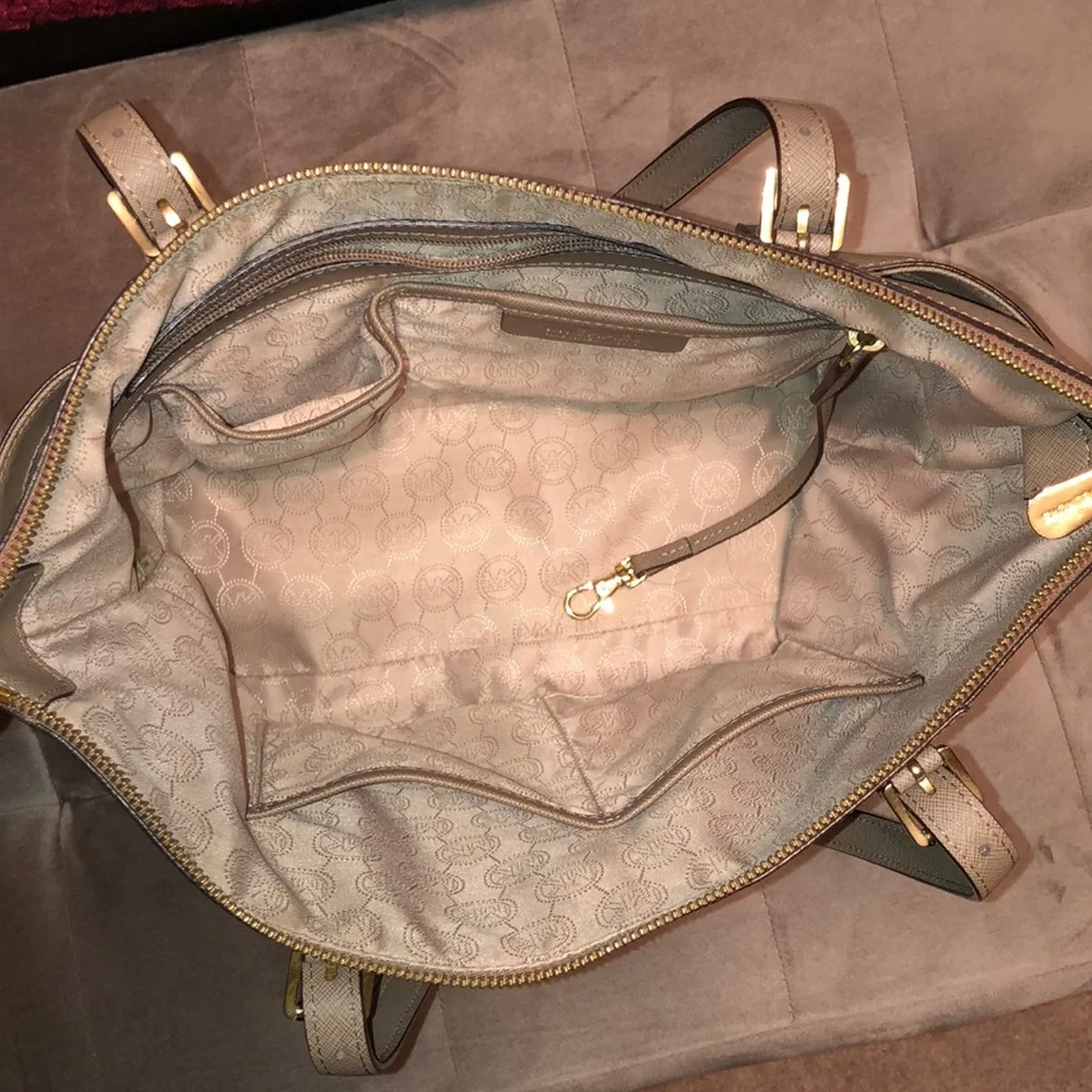 Michael Kors Jet Set Tote - Picture 2 of 7